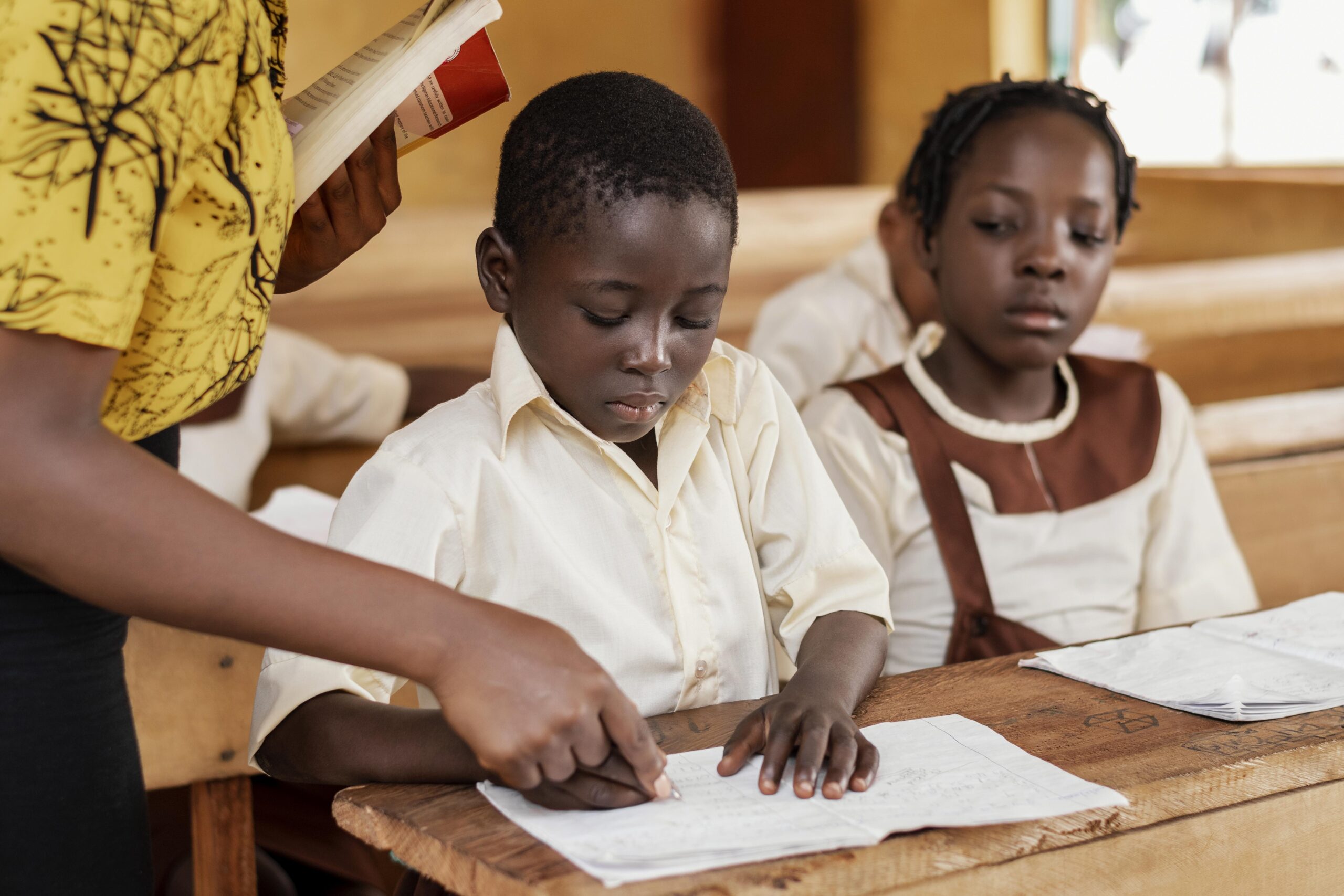 Группа африканских языков 5. Африканские дети в школе. Африканские конкурсы детей. Ребенок Африканский учит на улице.